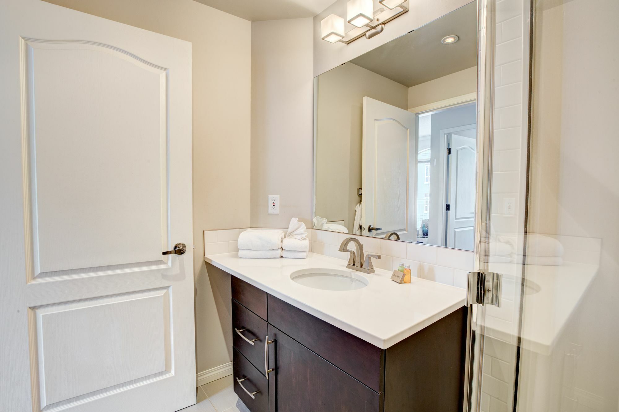 Suite Digs - Genesis Calgary Exterior photo