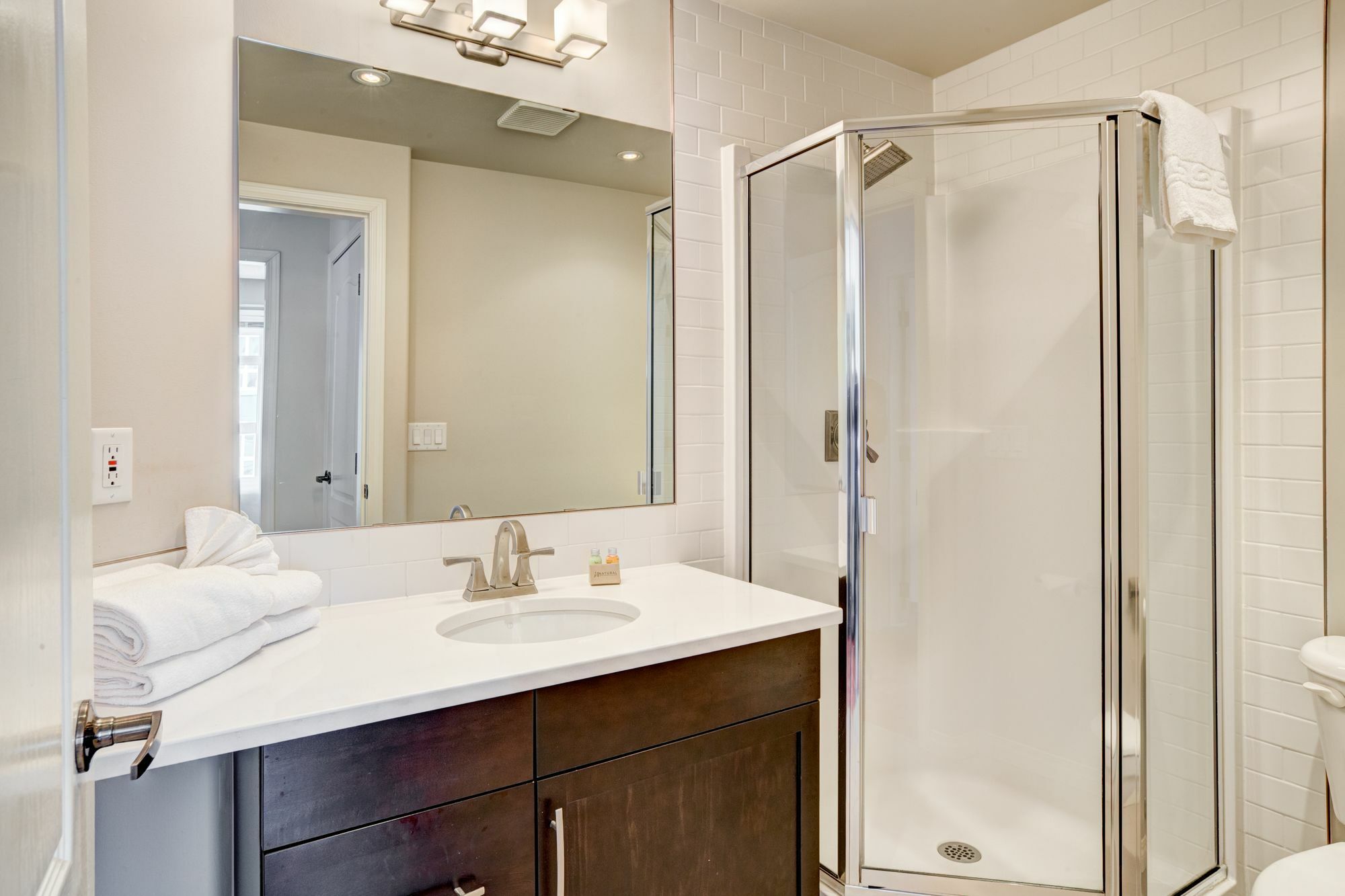 Suite Digs - Genesis Calgary Exterior photo